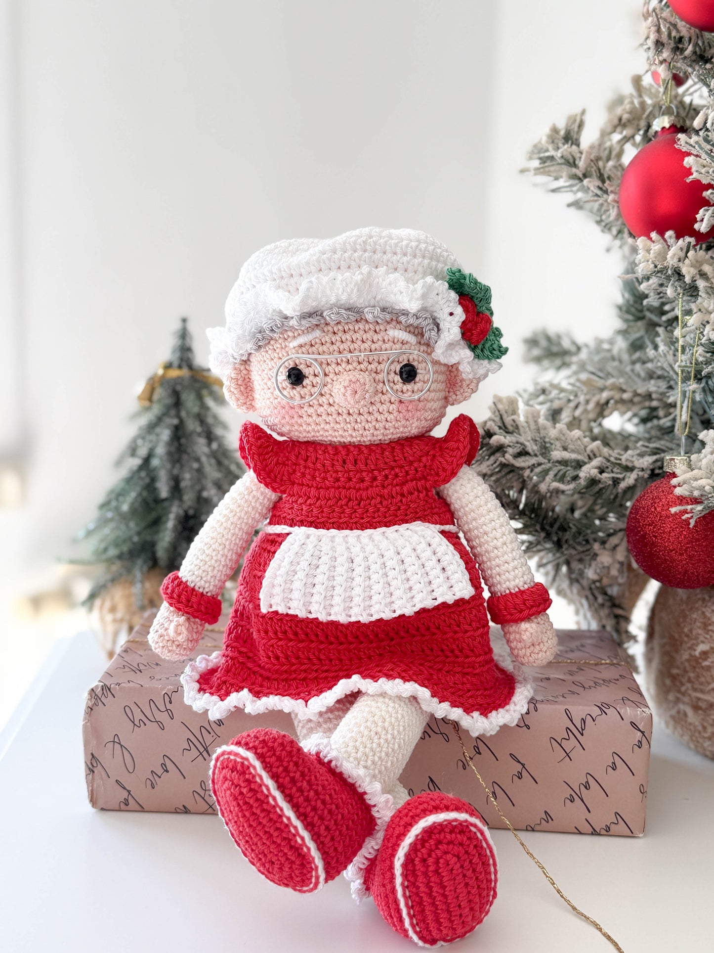 Rnata - Christmas Santa & Mrs. Claus Pattern, Christmas Amigurumi Dolls PDF
